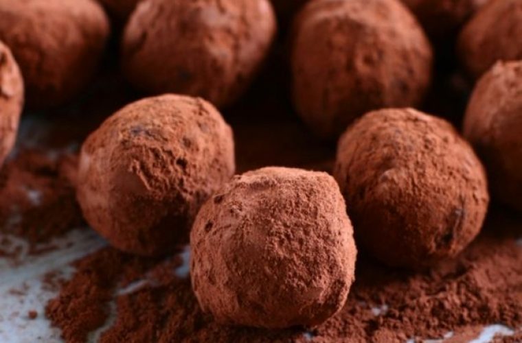 Θα ξετρελαθείτε: Τρούφες σοκολάτας με δυο μόνο υλικά