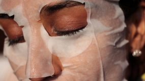 Nέα τάση στην ομορφιά: φτιάξτε μόνες σας τη μοναδική sheet mask από την Κορέα για αλαβάστρινο πρόσωπο