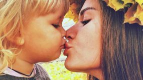 Επιτρέπεται να φιλάμε τα παιδιά μας στα χείλη;