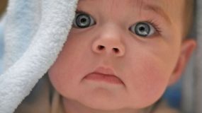 Γιατί τα μωρά δεν κλείνουν σχεδόν ποτέ τα βλέφαρά τους όταν είναι ξύπνια;