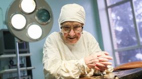 Απίστευτη: Η 90χρονη χειρουργός που… αρνείται να αφήσει το νυστέρι! (εικόνες)