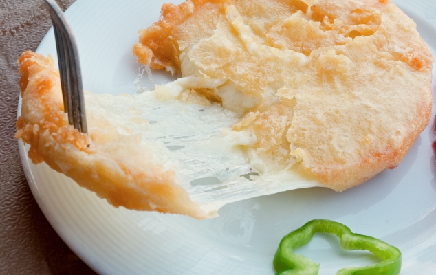 6 συνταγές για σαγανάκι με τυρί, αγαπημένο μεζεδάκι όλων μας