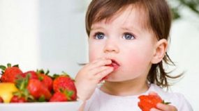 Πώς θα καταλάβω ότι το παιδί μου είναι αλλεργικό σε μια τροφή;