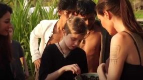 Αηδιαστικό: Η Angelina Jolie μαγειρεύει και τρώει με τα παιδιά της αράχνες και έντομα στην Καμπότζη!(vid)