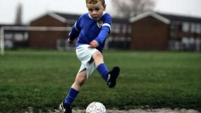Προσοχή μανούλες! Δείτε από τι κινδυνεύουν τα παιδιά που παίζουν ποδόσφαιρο!