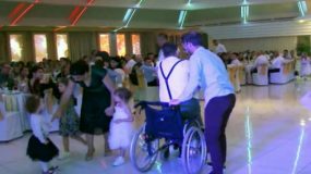 H συγκινητική στιγμή που ένας παράλυτος άντρας σηκώθηκε για να χορέψει με την αδελφή του στο γάμο της!