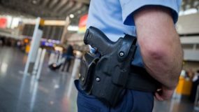 Αστυνομικοί ανάγκασαν μητέρα σε αεροδρόμιο στη Γερμανία να δείξει το στήθος της για να αποδείξει πως θηλάζει