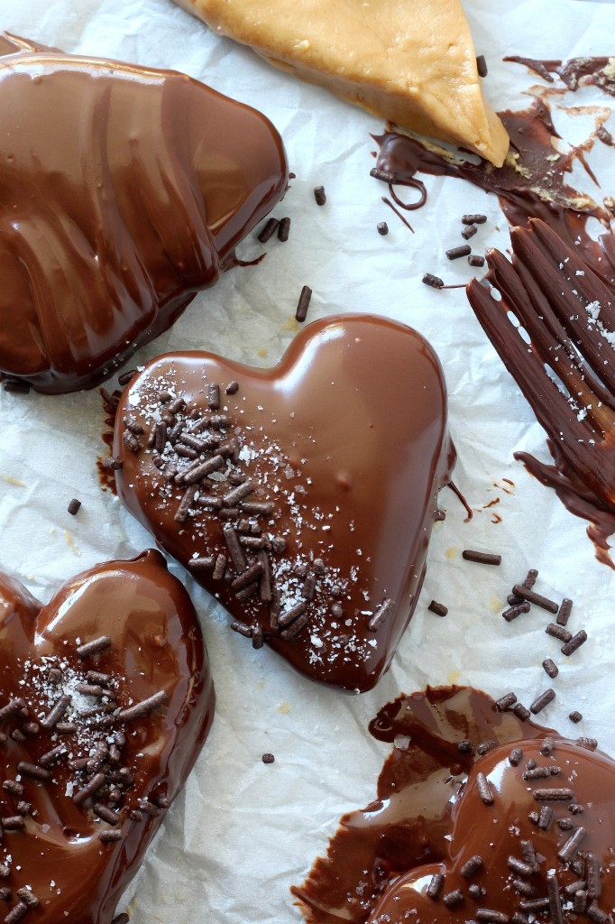 Πεντανόστιμες καρδιές με φυστικοβούτυρο και επικάλυψη σοκολάτας για την ημέρα του Αγιού Βαλεντίνου