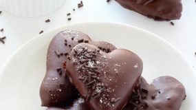 Πεντανόστιμες καρδιές με φυστικοβούτυρο και επικάλυψη σοκολάτας για την ημέρα του Αγιού Βαλεντίνου