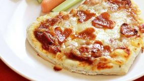 Σπιτική πίτσα με πεπερόνι σε σχήμα καρδιάς που θα ξετρελάνει τα μικρά σας!