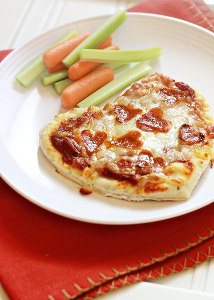 Σπιτική πίτσα με πεπερόνι σε σχήμα καρδιάς που θα ξετρελάνει τα μικρά σας!