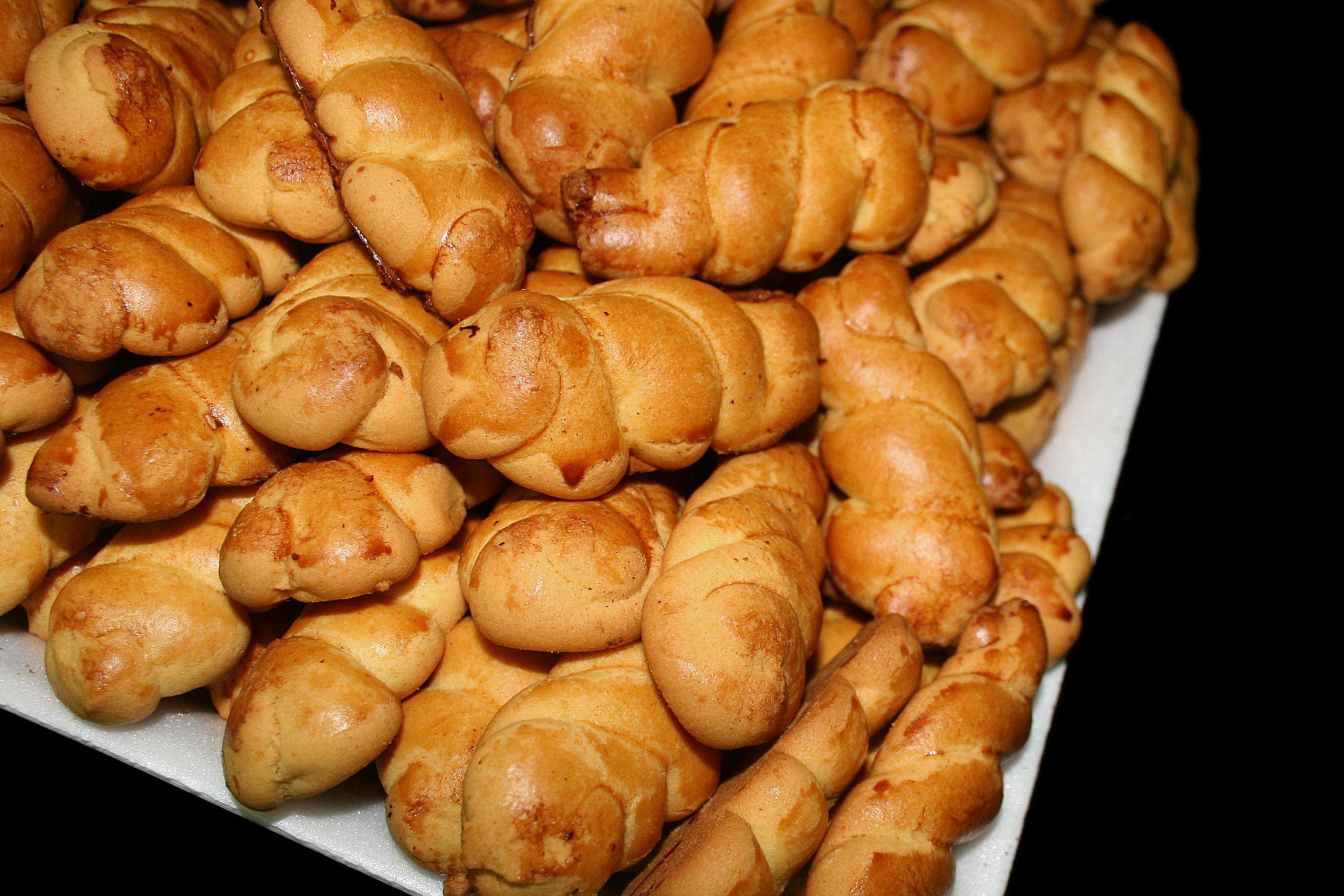 Κουλουράκια πλεξούδες με κανέλα και πορτοκάλι