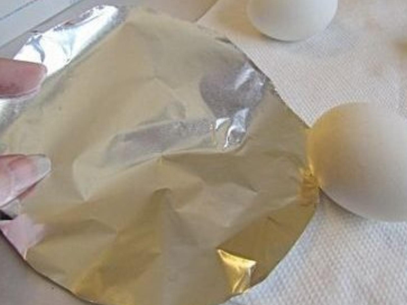 Παίρνει αλουμινόχαρτο και τυλίγει τα αυγά.. Το αποτέλεσμα άκρως πασχαλινό!