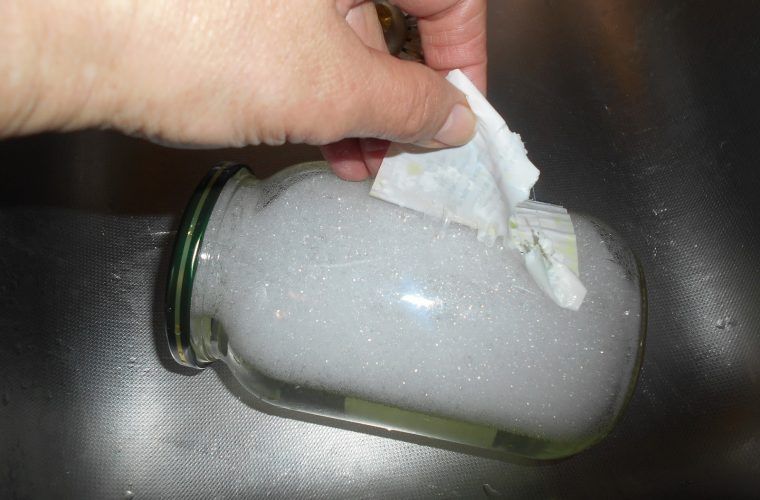 Απίθανο κόλπο για να ξεκολλήσετε ετικέτες από βάζα! (Vid)