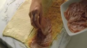 Παίρνει ένα φύλλο ζύμης το πασπαλίζει με τυρί και το σκεπάζει με ζαμπόν! Το αποτέλεσμα; Θα σας ξετρελάνει!