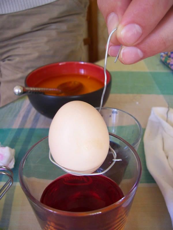 Μια διαφορετική πρόταση για το πως να βάψετε τα αυγά σας!