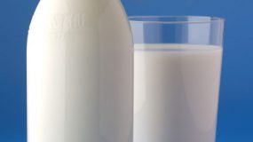 Tι μπορείς να κάνεις με το ληγμένο γάλα που έχεις στο ψυγείο, αντί να το πετάξεις