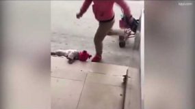 Σοκαριστικό βίντεο: Κλωτσάει το μωρό της στην άκρη του δρόμου για να σταματήσει να κλαίει