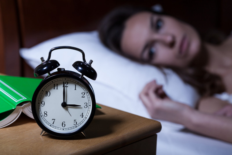 9 νυχτερινές συνήθειες που δεν σε αφήνουν να αδυνατίσεις