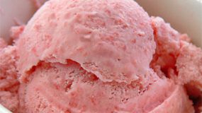 Παγωμένο γιαούρτι φράουλα (frozen yogurt) Εύκολο, νόστιμο και πολύ υγιεινό