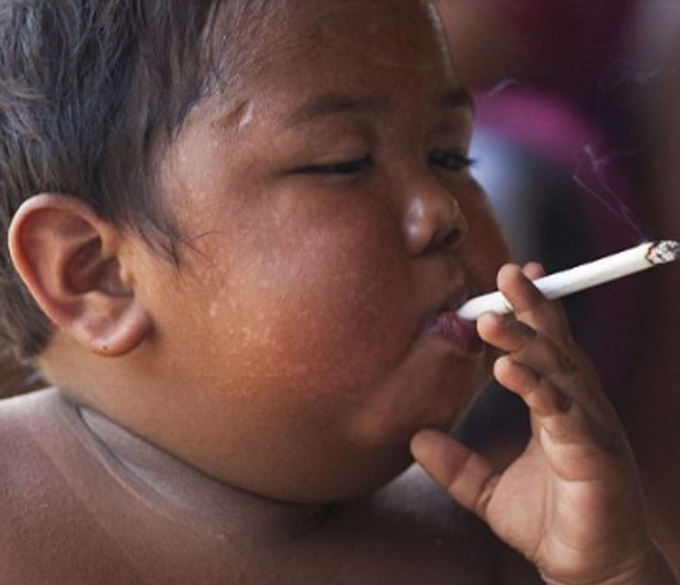 Θυμάστε το 2χρονο αγοράκι που κάπνιζε μανιωδώς, 40 τσιγάρα την ημέρα; – Δείτε πως είναι σήμερα και τι κάνει (εικόνες)