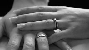 Αυτός είναι ο απίστευτος λόγος για τον οποίο φοράμε τη βέρα του γάμου στο τέταρτο δάκτυλο, τον παράμεσο