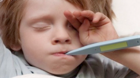 Τα 12 συμπτώματα που επιβάλλουν τηλέφωνο στον παιδίατρο