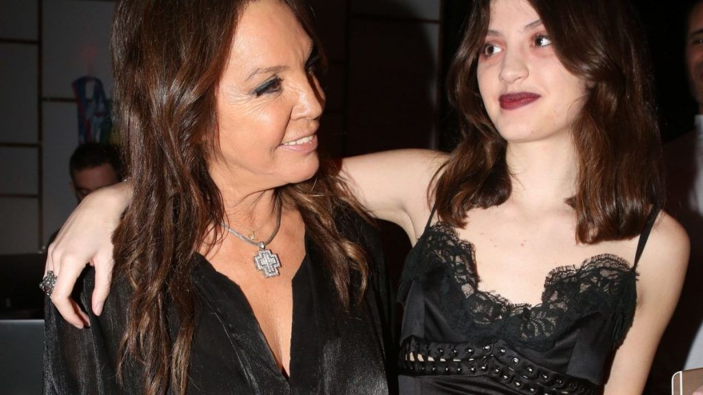 Η πανέμορφη 15χρονη κόρη της Βάνας Μπάρμπα έγινε μοντέλο! Δείτε την στην πασαρέλα