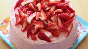 Αφράτο και γλυκό κέικ φράουλας