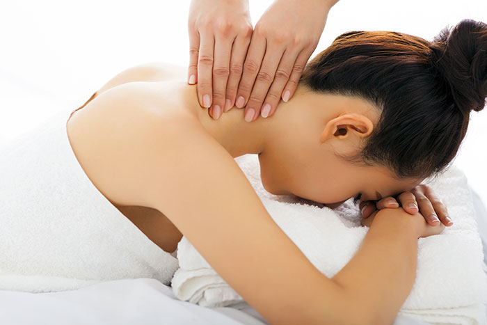 10 κορυφαίες θεραπείες για τη καταπολέμηση του πόνου του αυχένα!