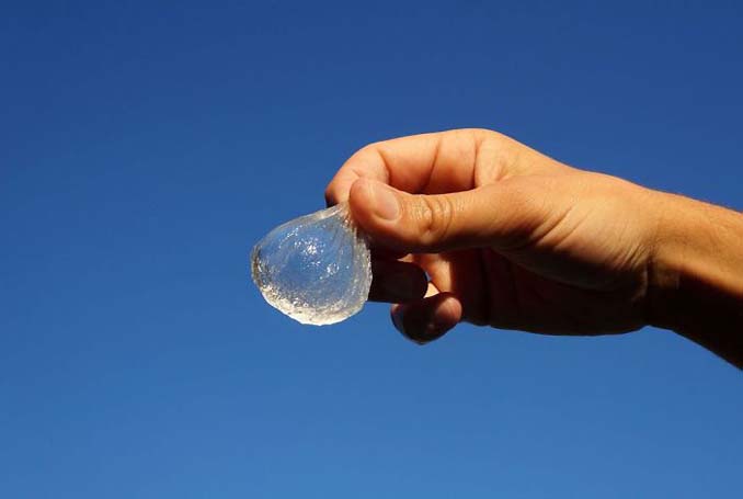 Αυτές οι βρώσιμες φυσαλίδες νερού ίσως αντικαταστήσουν τα πλαστικά μπουκάλια