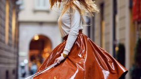 Shiny Happy People: Οι λαμπερές φούστες θα φορεθούν και αυτή την άνοιξη