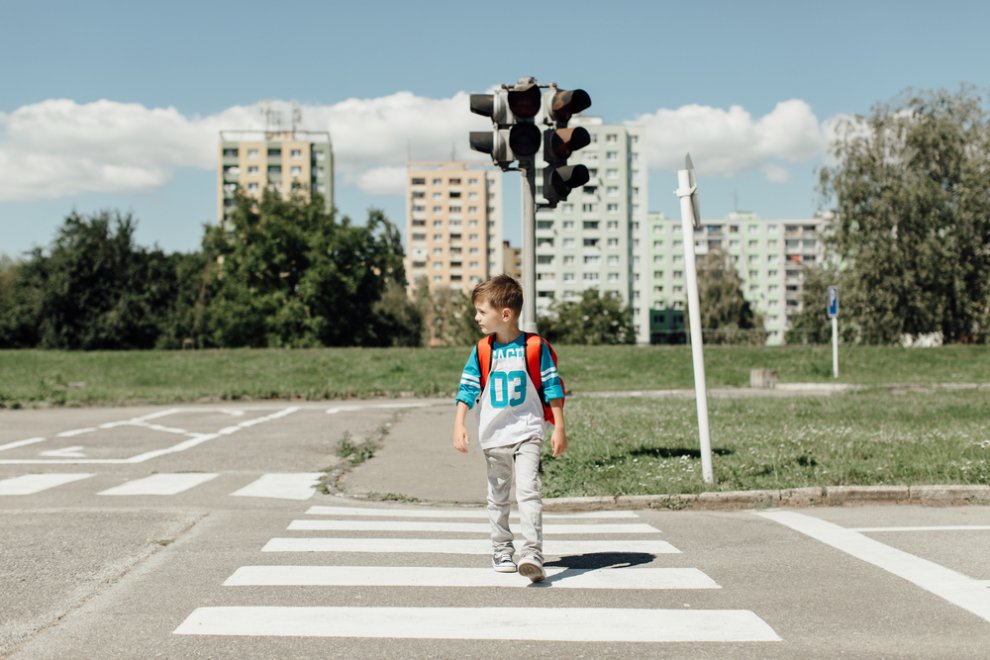 Έρευνα: Τα παιδιά δεν μπορούν να διασχίσουν με ασφάλεια έναν δρόμο πριν από τα 14 τους