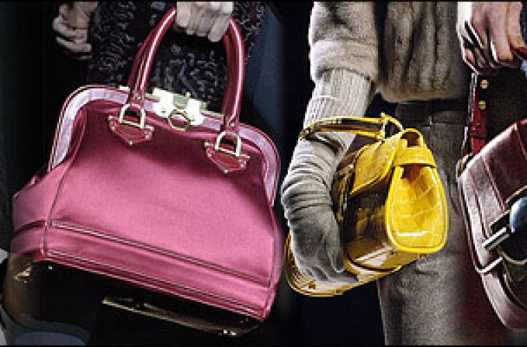 Οκτώ πράγματα που πρέπει κάθε γυναίκα να έχει στην τσάντα της