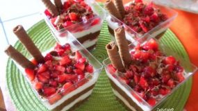 Δροσερό γλυκό με σοκολάτα και φράουλες