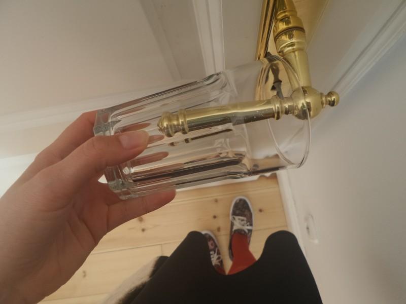 Έβαλε ένα ποτήρι στο χερούλι της πόρτας. Προσέξτε τώρα τι θα συμβεί μόλις κάποιος γυρίσει το πόμολο…