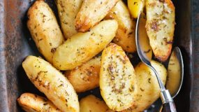 Μυστικά για πεντανόστιμες πατάτες φούρνου