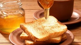 Αυτός είναι ο λόγος που πρέπει να αλείφετε μέλι και κανέλα στο ψωμί στο πρωινό σας