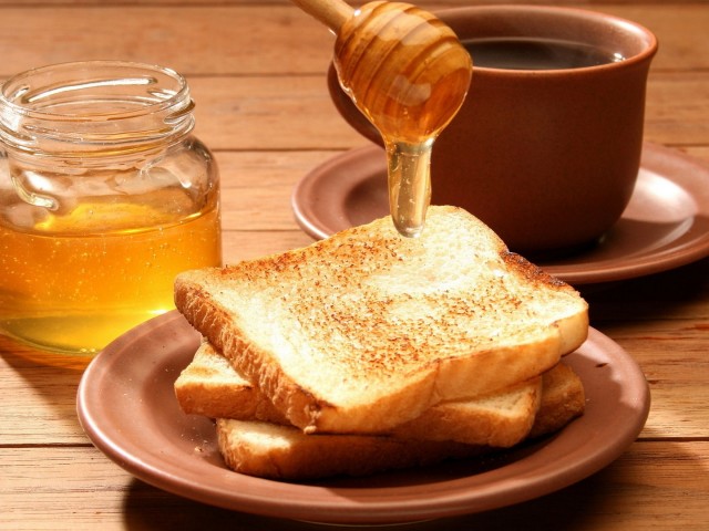 Αυτός είναι ο λόγος που πρέπει να αλείφετε μέλι και κανέλα στο ψωμί στο πρωινό σας