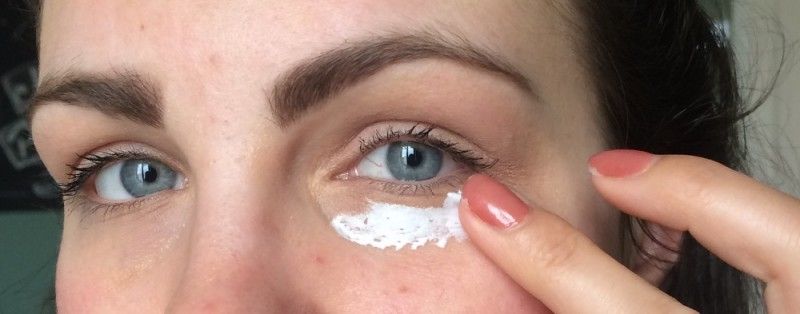 Βάζει Nivea κάτω από τα μάτια και αυτό που συμβαίνει δεν θα το πιστεύετε! Βάζει Nivea κάτω από τα μάτια και αυτό που συμβαίνει δεν θα το πιστεύετε!