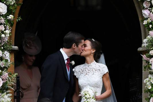 Γάμος Πίπα Μίντλετον: Το πρώτο φιλί! Φρενίτιδα για τον γάμο της χρονιάς!