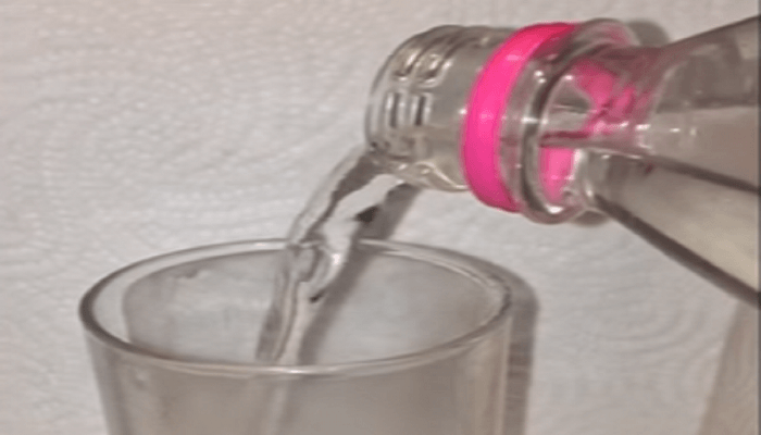 Εντοπίστε την αρνητική ενέργεια στο σπίτι σας μόλις με ένα ποτήρι νερό! (video)