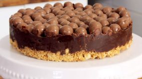 Σοκολατένια τούρτα ψυγείου με μπισκότα και Maltesers