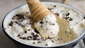 Εύκολο παγωτό βανίλια με μπισκότα Oreo