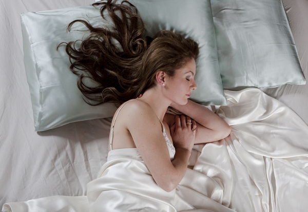 8 τρόποι να αποκτήσεις υπέροχα μαλλιά στον ύπνο