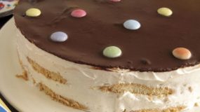Πανεύκολη και πεντανόστιμη τούρτα γενεθλίων χωρίς καθόλου ψήσιμο!