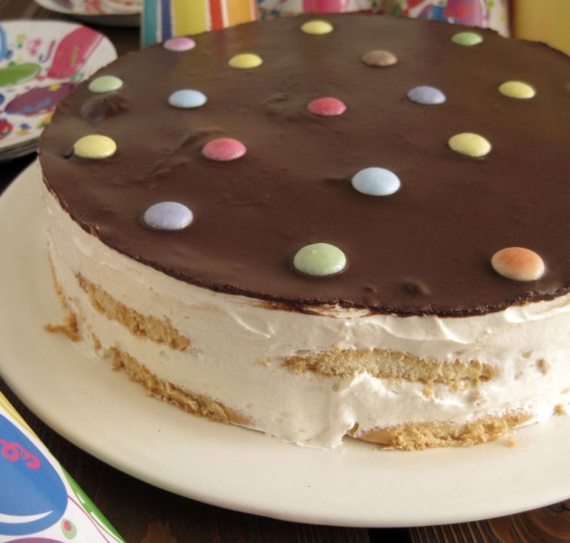 Πανεύκολη και πεντανόστιμη τούρτα γενεθλίων χωρίς καθόλου ψήσιμο!