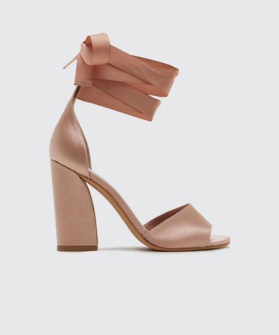 Οι νύφες δεν φοράνε πια λευκά παπούτσια! Αυτό είναι το χρώμα που έχει αντικαταστήσει την άσπρη γόβα