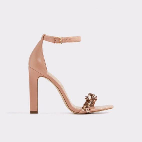 Οι νύφες δεν φοράνε πια λευκά παπούτσια! Αυτό είναι το χρώμα που έχει αντικαταστήσει την άσπρη γόβα