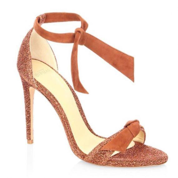 Οι νύφες δεν φοράνε πια λευκά παπούτσια! Αυτό είναι το χρώμα που έχει αντικαταστήσει την άσπρη γόβα